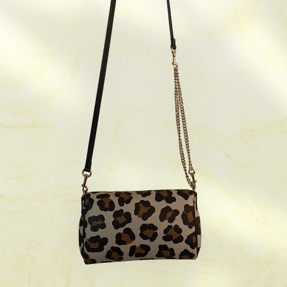 Small Coach purse with gold chain strap​ - Picture 4 of 9